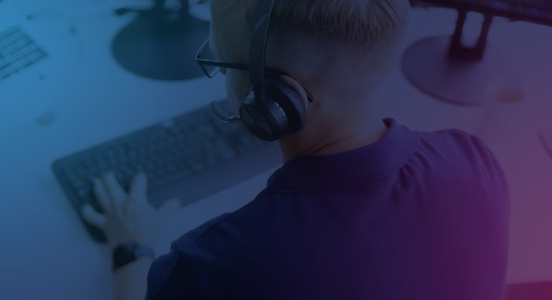 LCSI Mitarbeiter mit Headset bearbeitet Serviceanfragen.